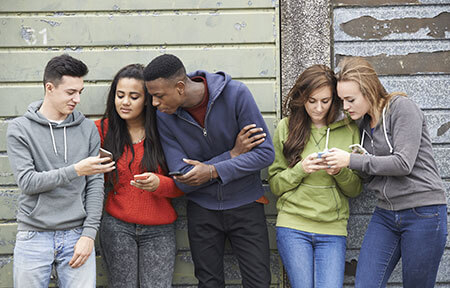 sexting é legal ou ilegal adolescentes trocando mensagens