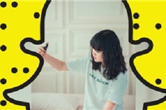 jovem pratica sexting no snapchat conversa em vídeo