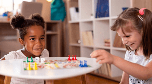 permettre aux enfants de jouer avec leurs amis