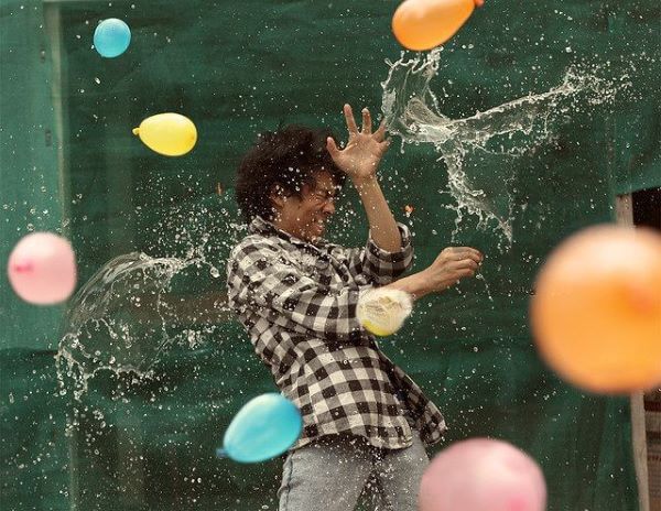 was man bei einer pyjamaparty macht - wasserballonschlacht