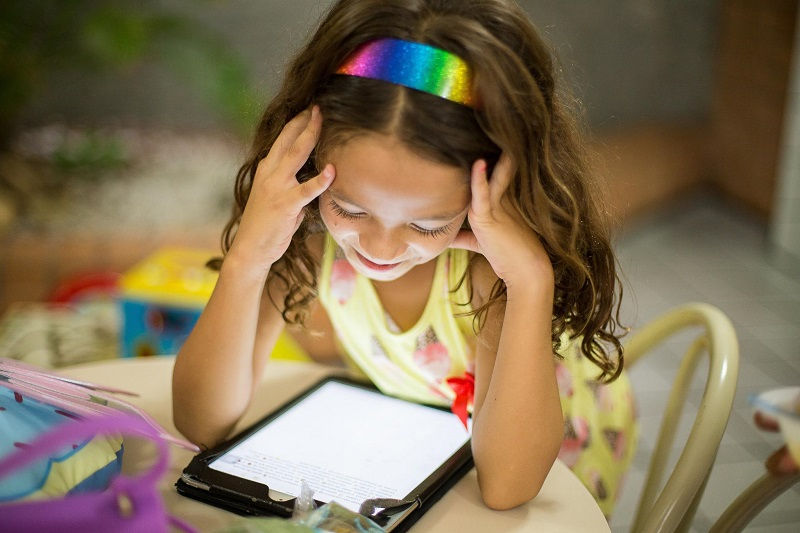 side effects of too much screen time for kids behavioral and communication issues
