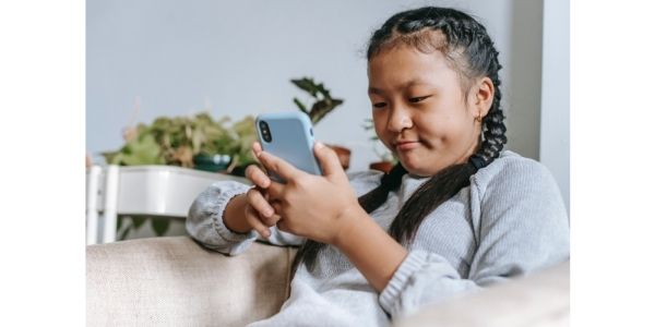 kid-chatting-online