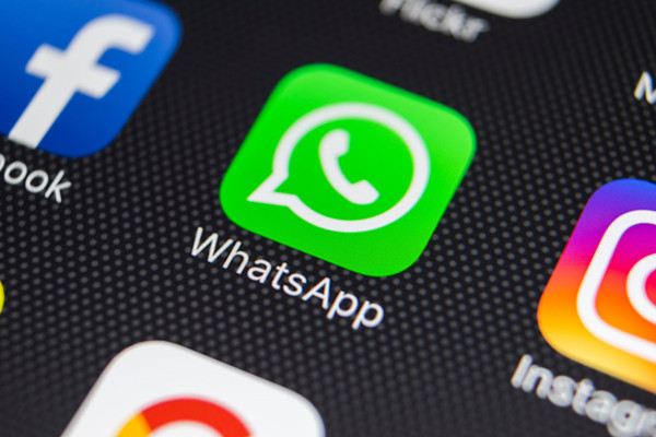 come aggiornare la posizione live di WhatsApp