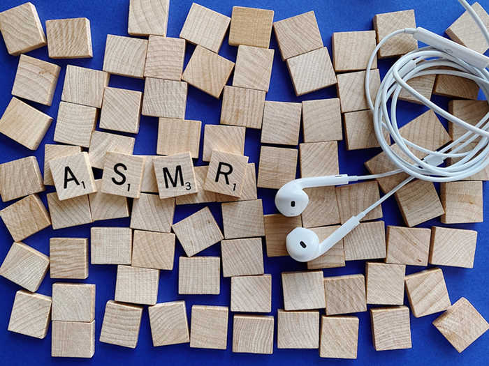 auriculares y bloques de madera deletreando asmr 