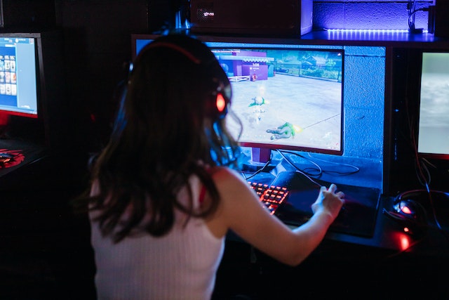  woman playing computer games