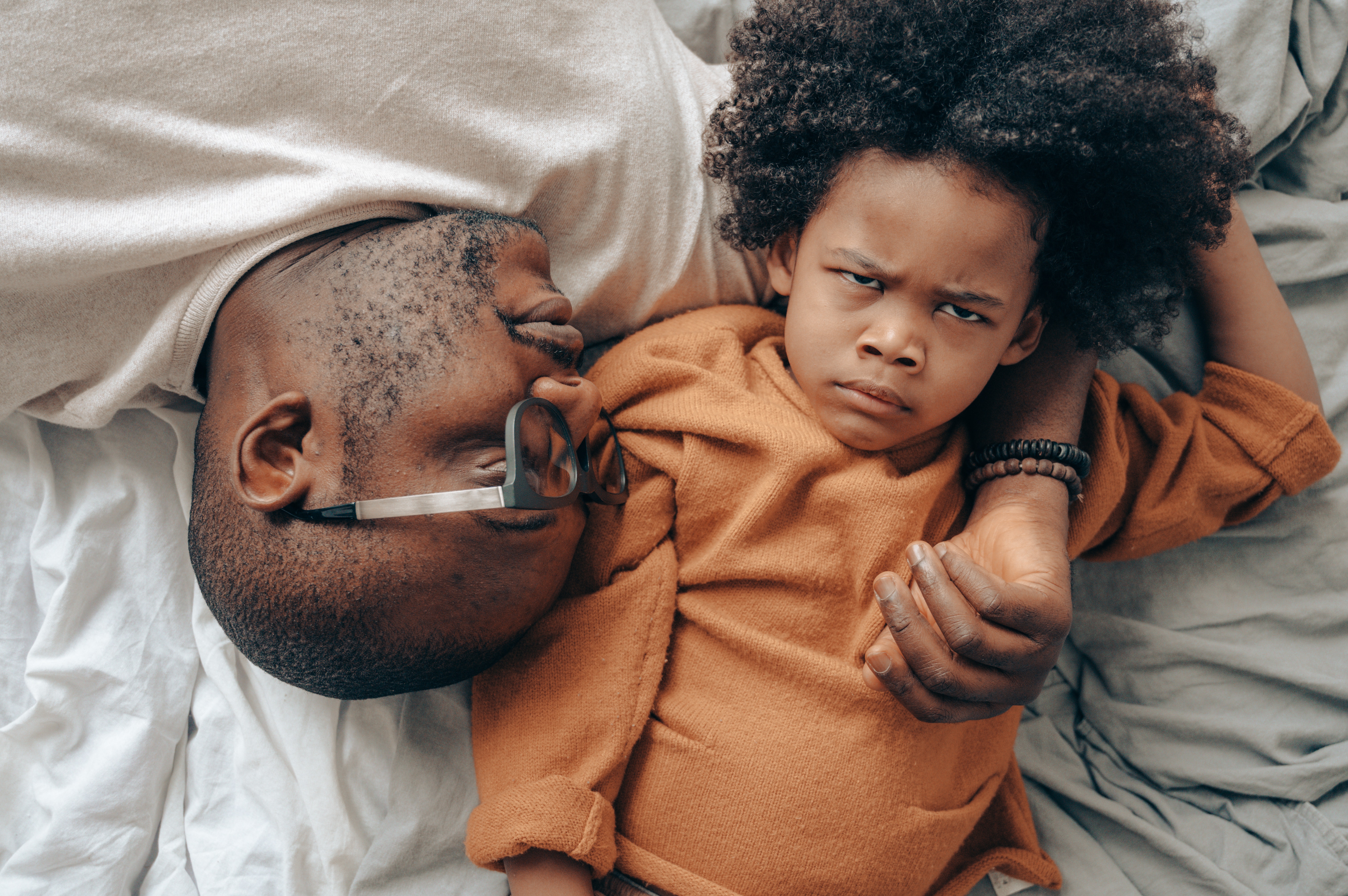 niño enfadado con su padre 