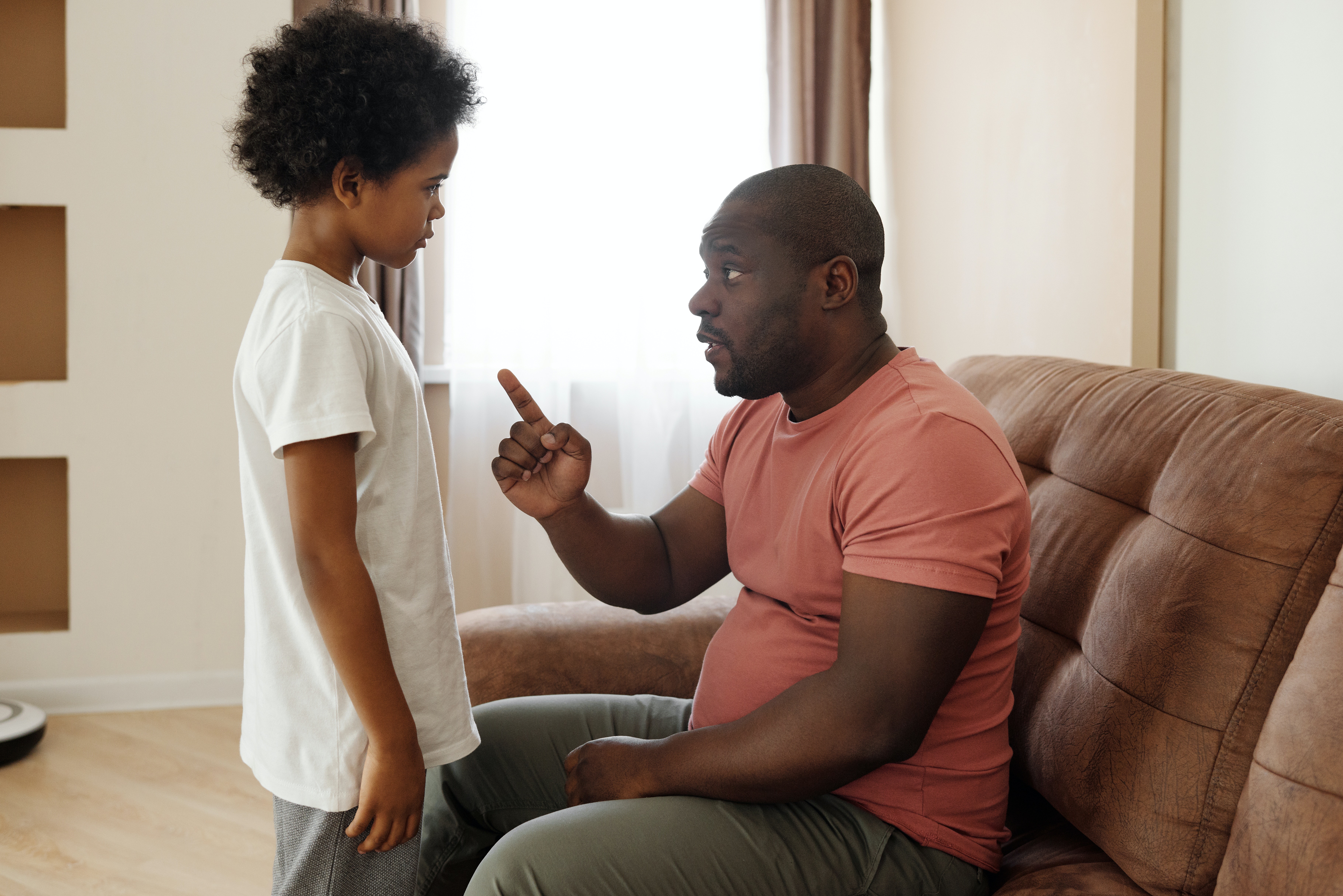 padre que disciplina a su hijo 