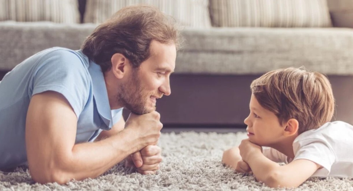 parent autoritaire à l'écoute de son enfant