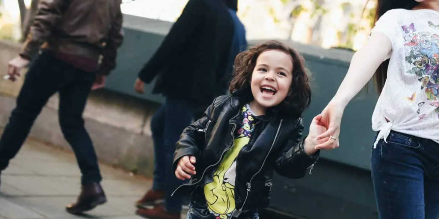 un enfant atteint d'un trouble de l'engagement social désinhibé