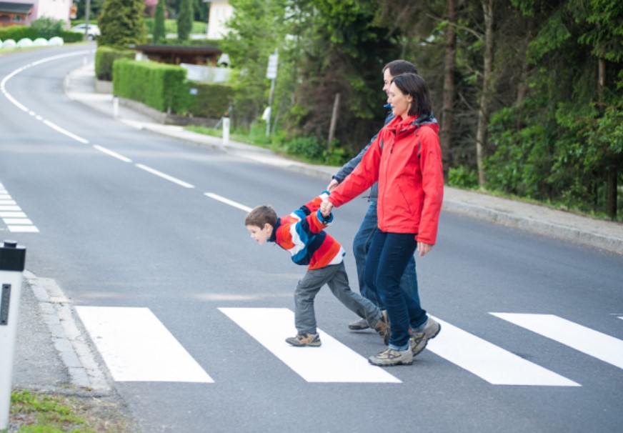 un enfant atteint d'un trouble de l'engagement social désinhibé