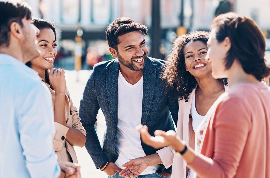 un adulte atteint du trouble de l'engagement social désinhibé