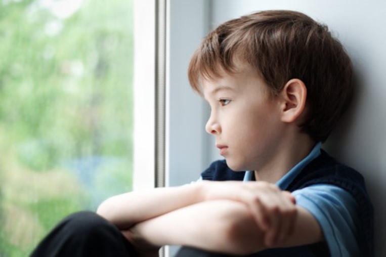 un enfant atteint d'un trouble réactionnel de l'attachement