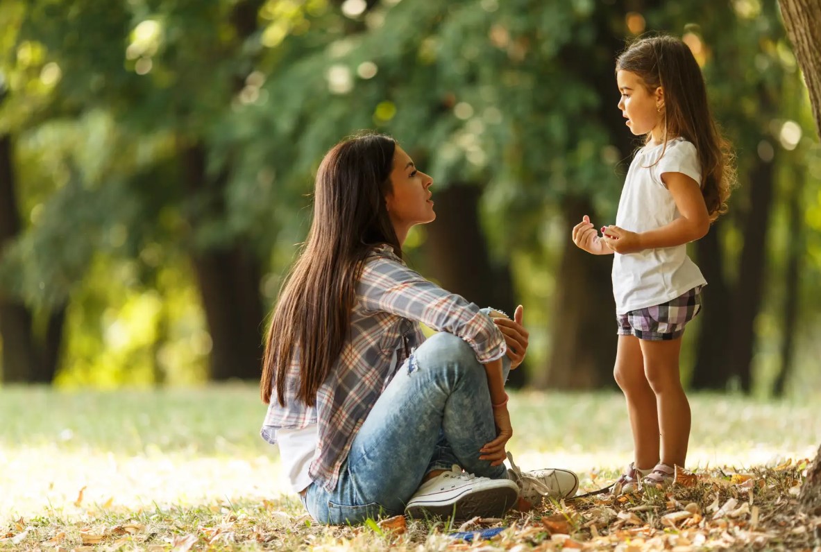 mère pratiquant une parentalité douce