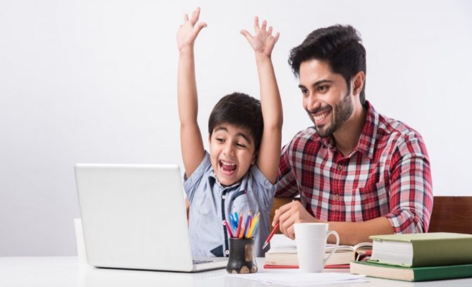 parent félicitant son enfant pour son apprentissage