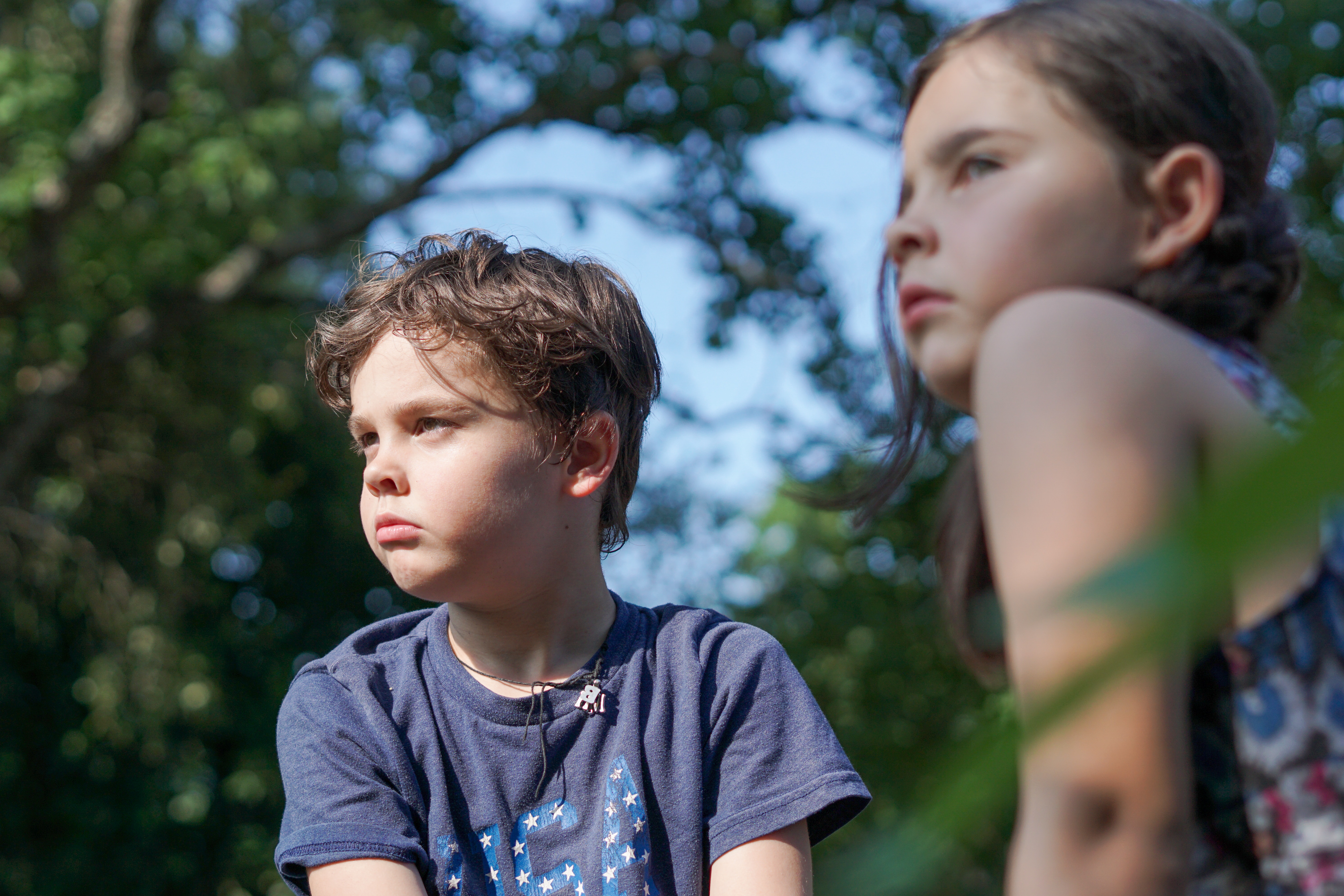 garçon et fille en colère 