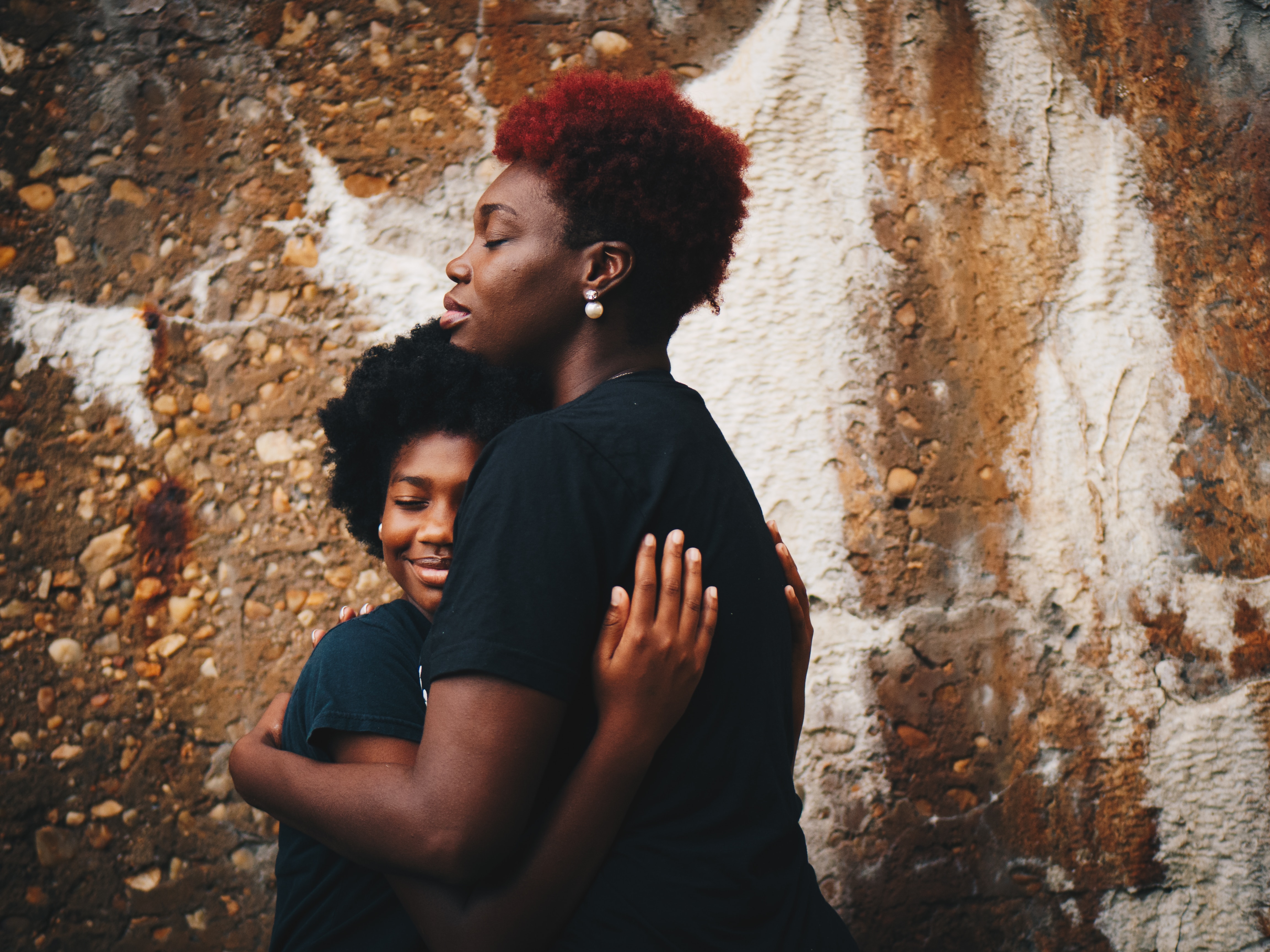 mère et fille se serrant dans les bras 