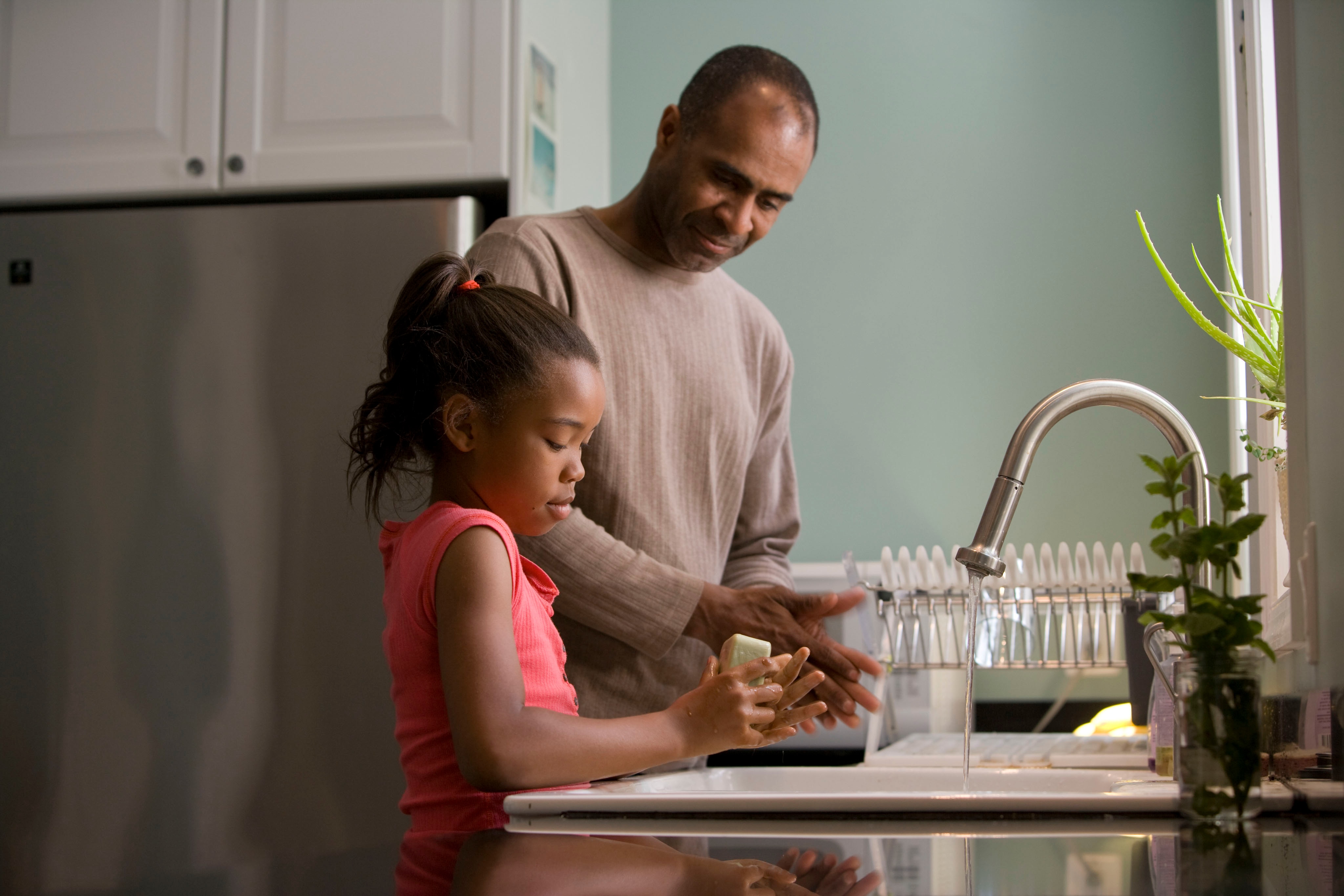 dad and his daughter washing hands 