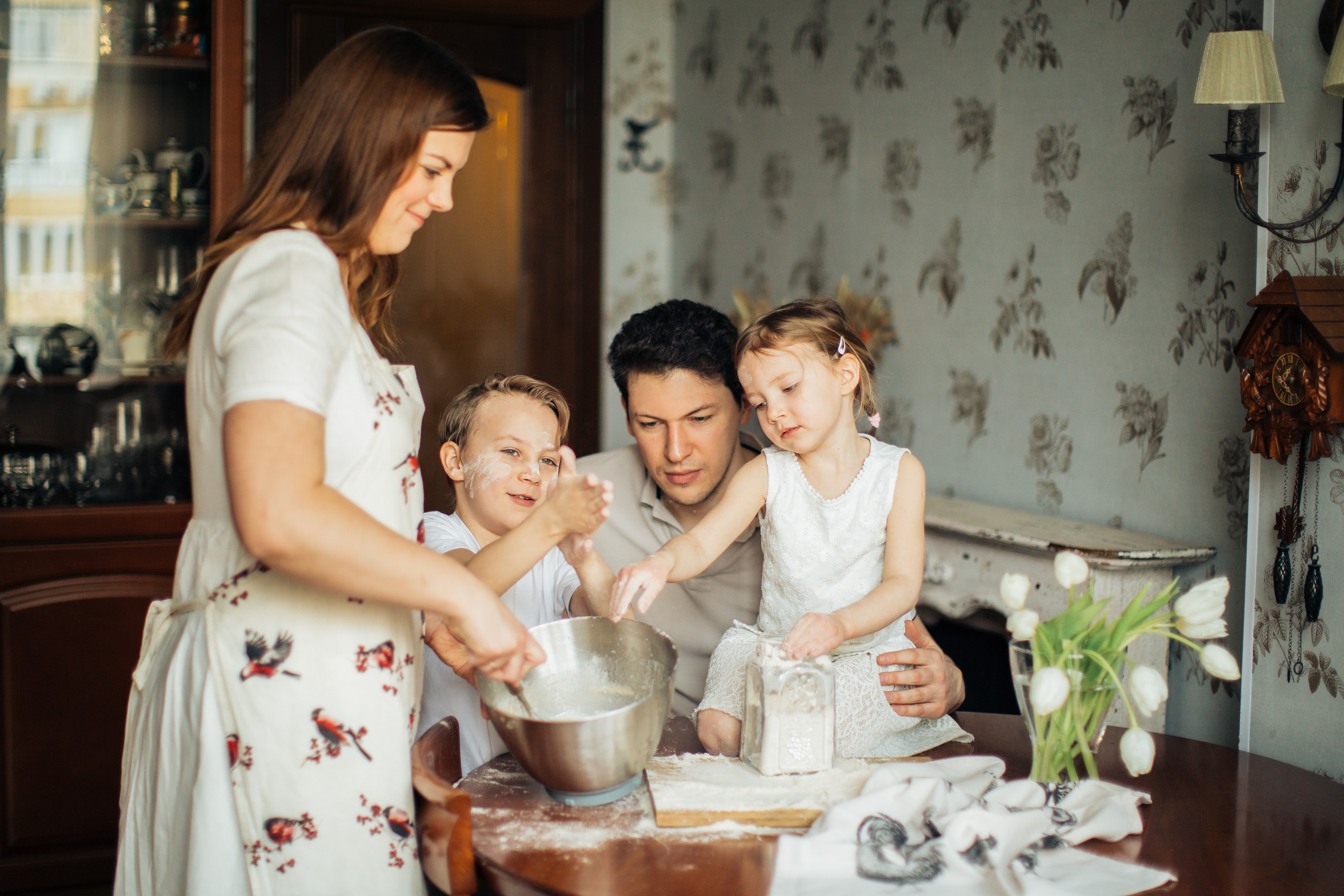 les parents et les enfants cuisinent ensemble 