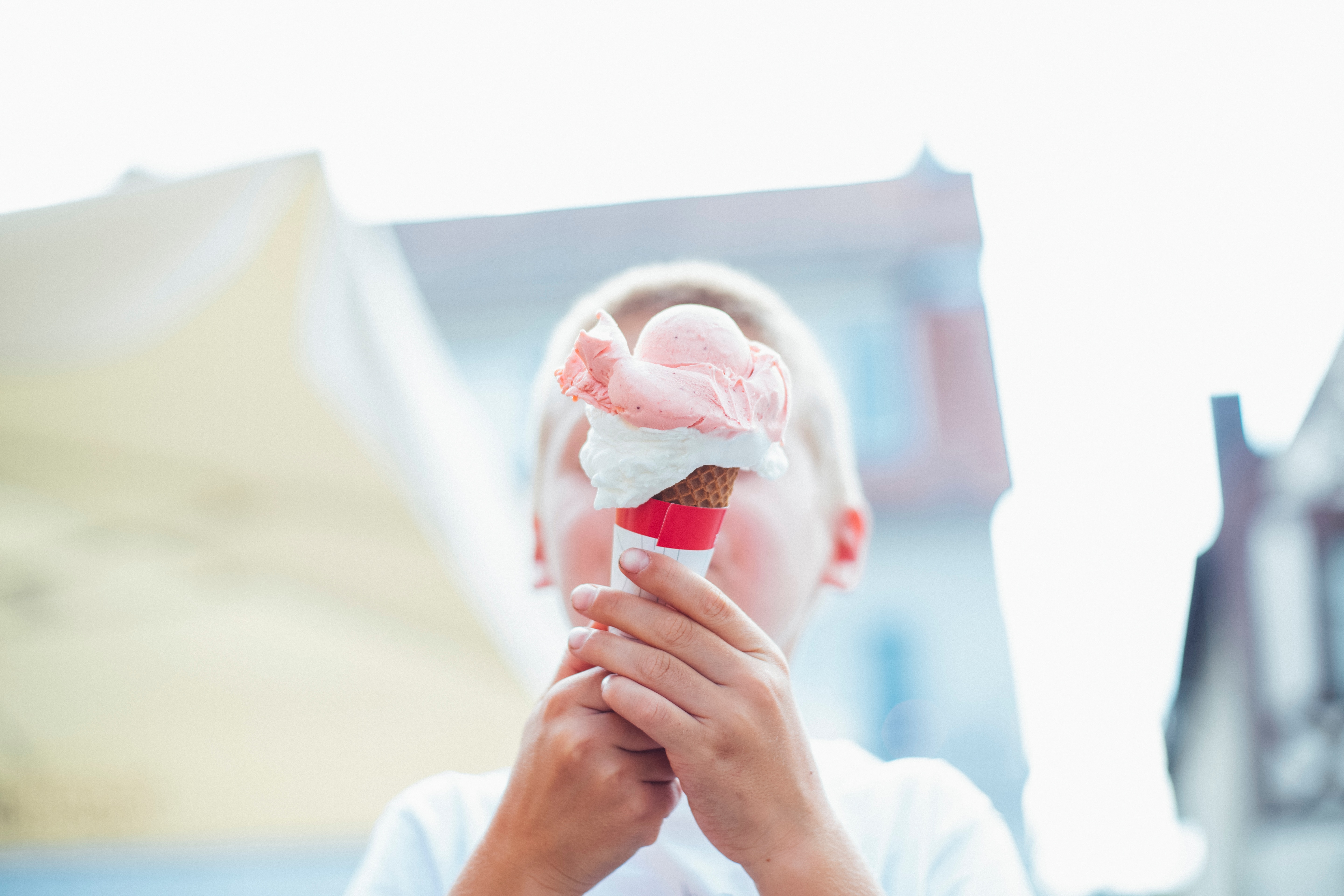 enfant tenant une glace 