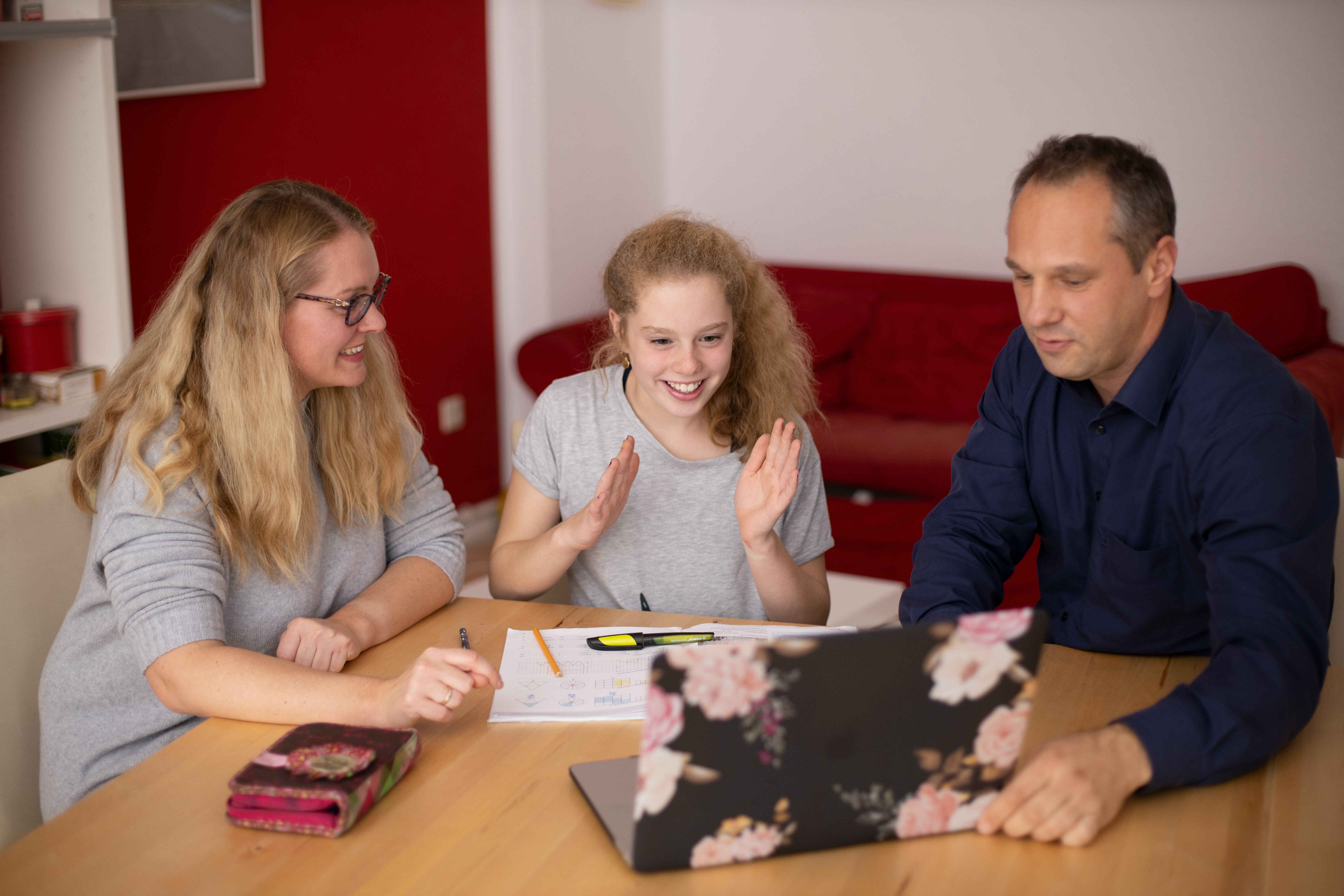 parents enseignant à un enfant utilisant un ordinateur portable 