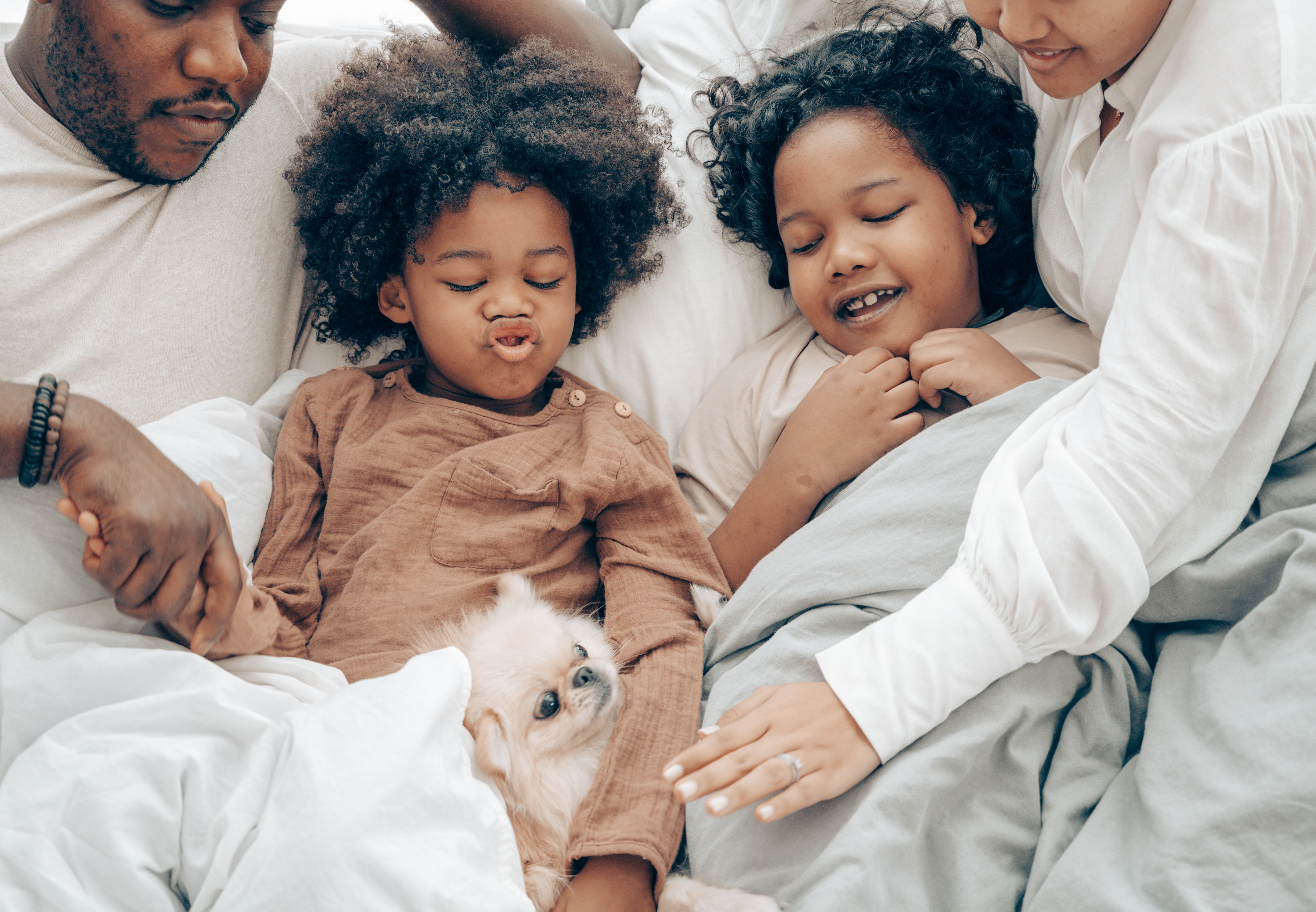 famille se détendant avec un chien 