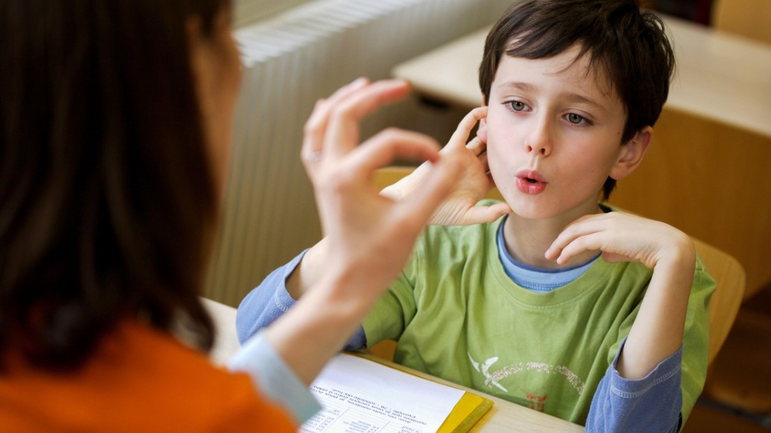 child at speech therapy 