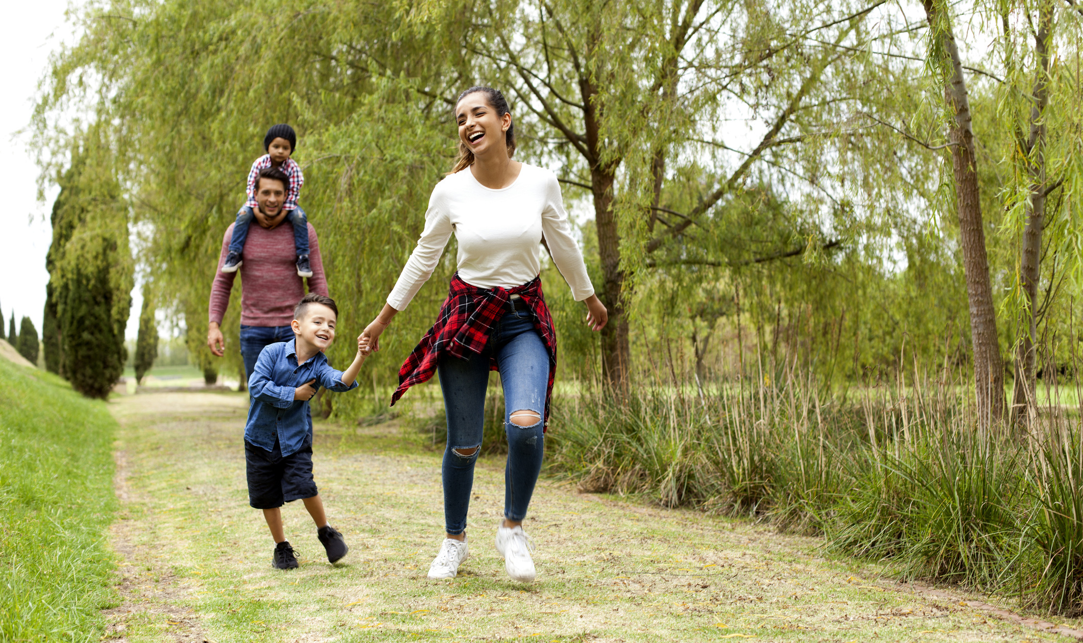 parents et enfants passant du temps à l'extérieur 