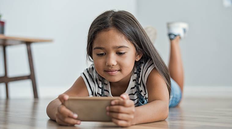 un enfant utilisant un smartphone 