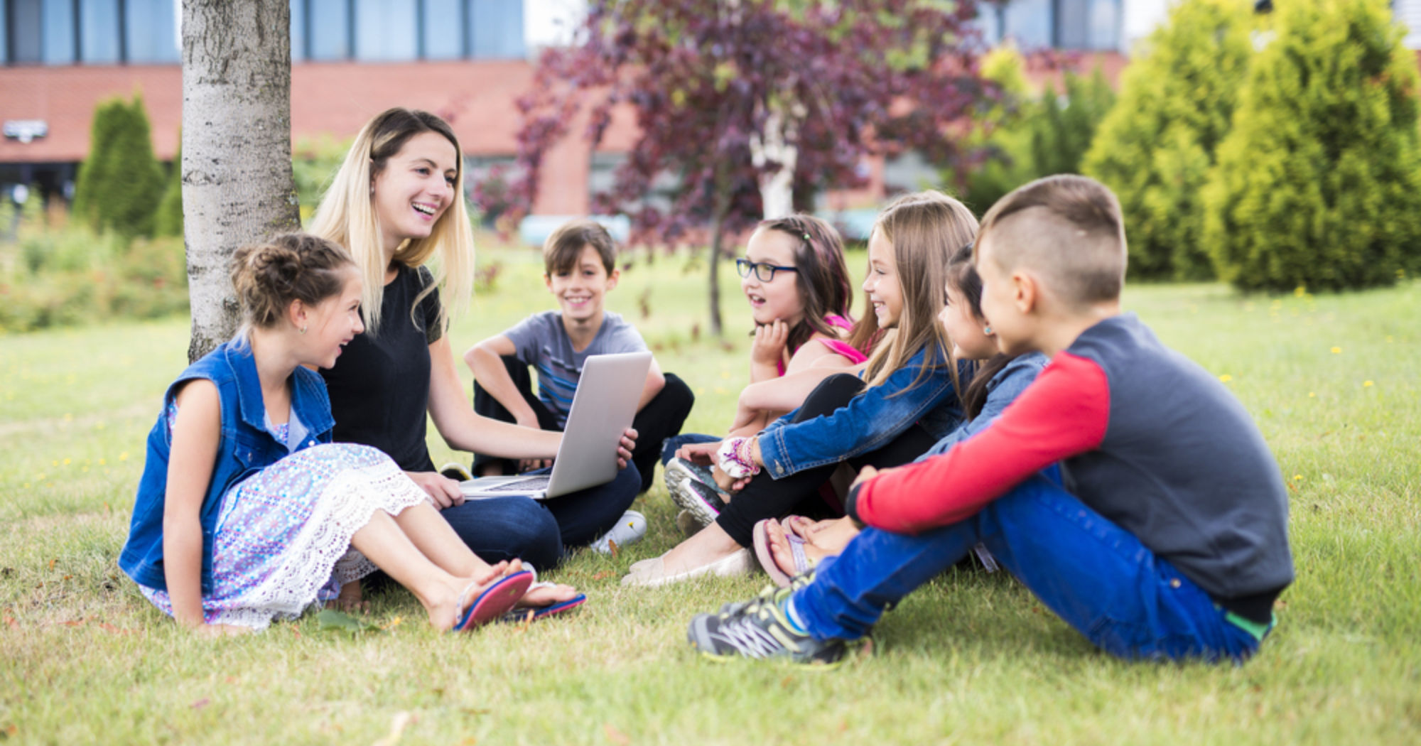 enfants parlant et riant en plein air 