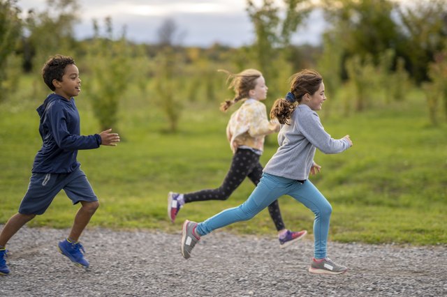 enfants courant à l'extérieur 