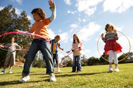 enfants jouant avec des cerceaux 