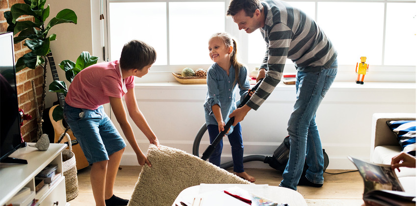 les enfants passent l'aspirateur avec un parent comme corvée 