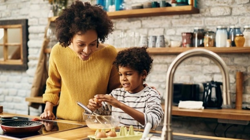 faire participer un enfant à la préparation d'un repas 