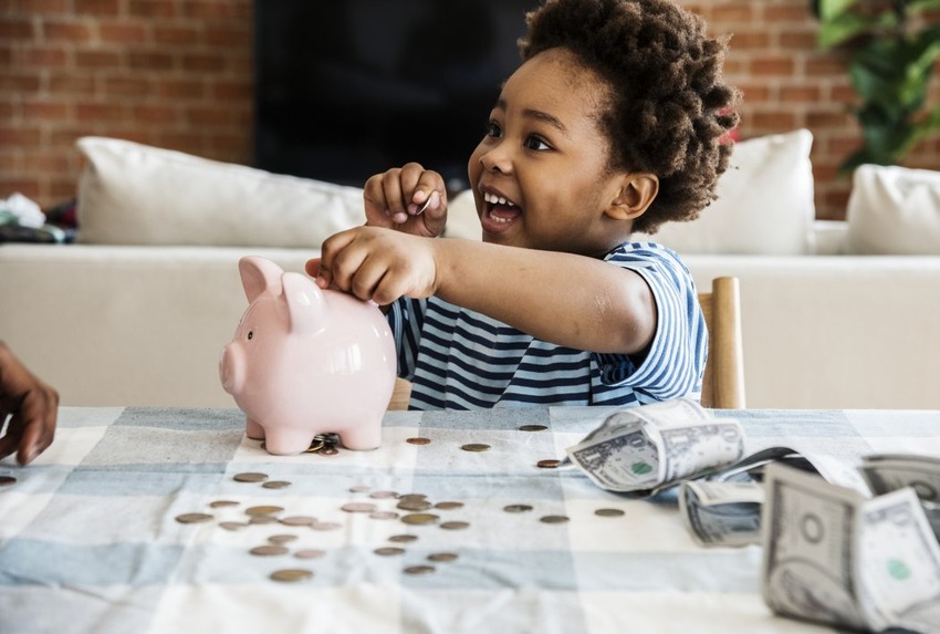 un enfant reçoit de l'argent de poche pour ses corvées 