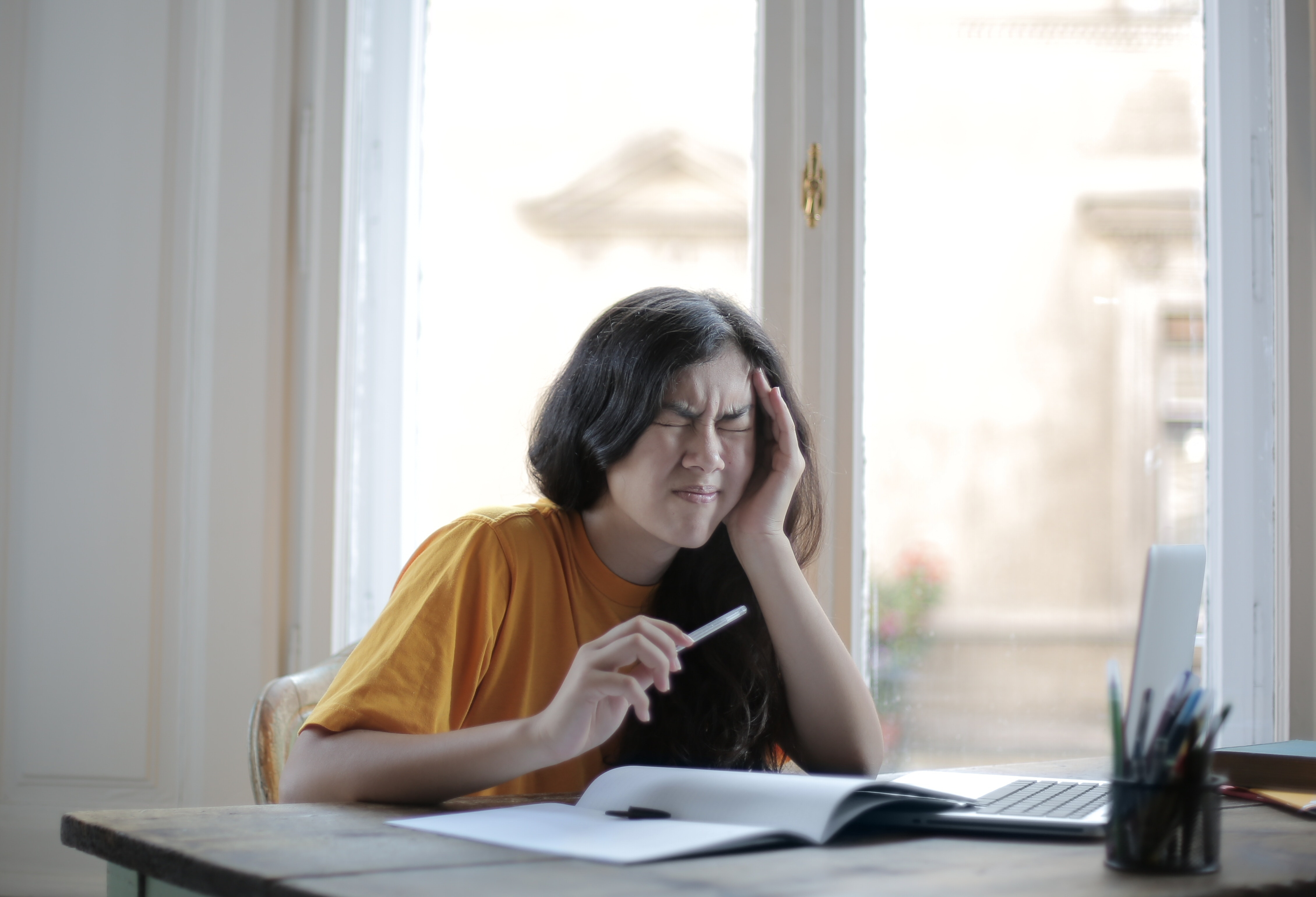 Un adolescent qui a du mal à faire ses devoirs 