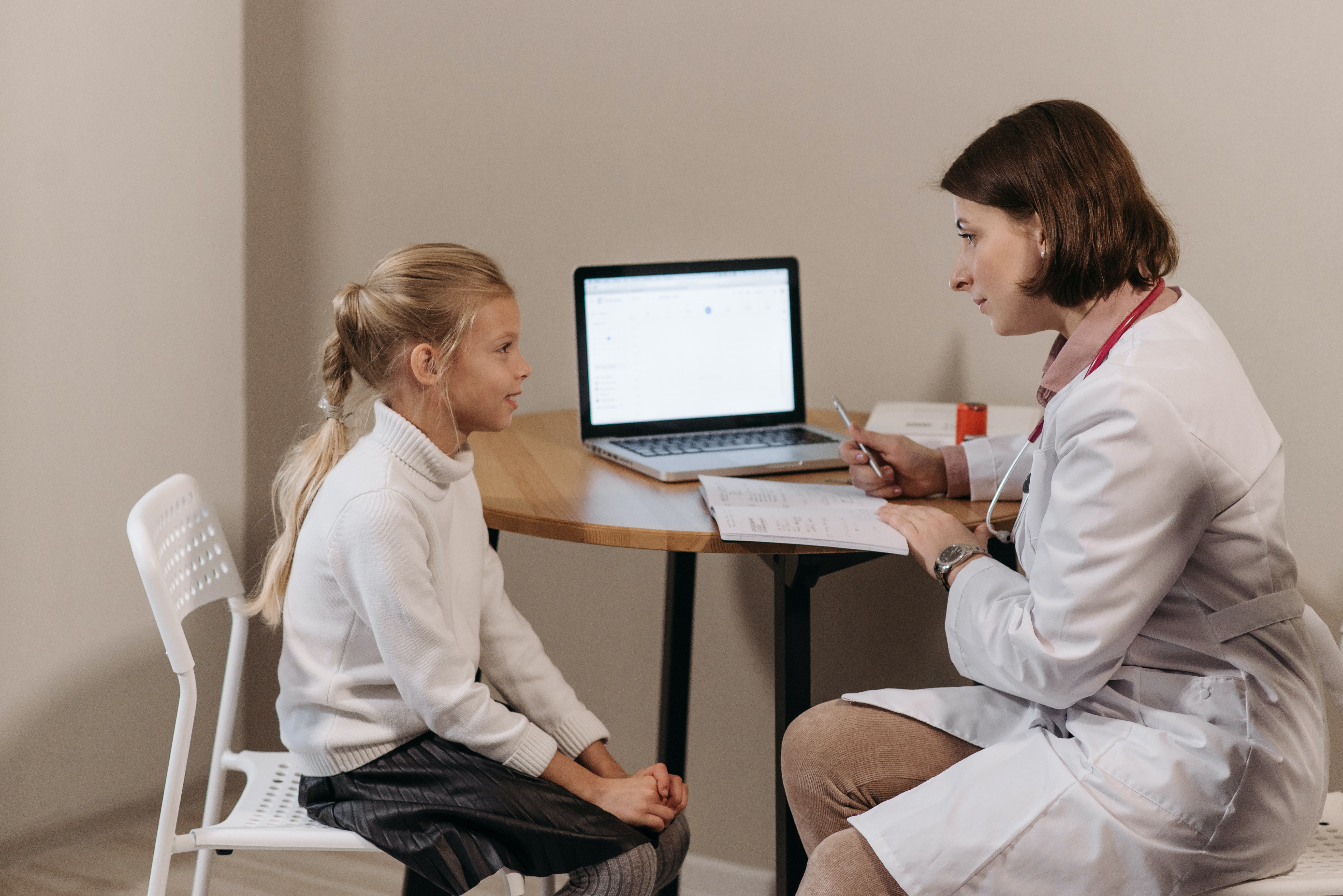 enfant et médecin en train de parler 