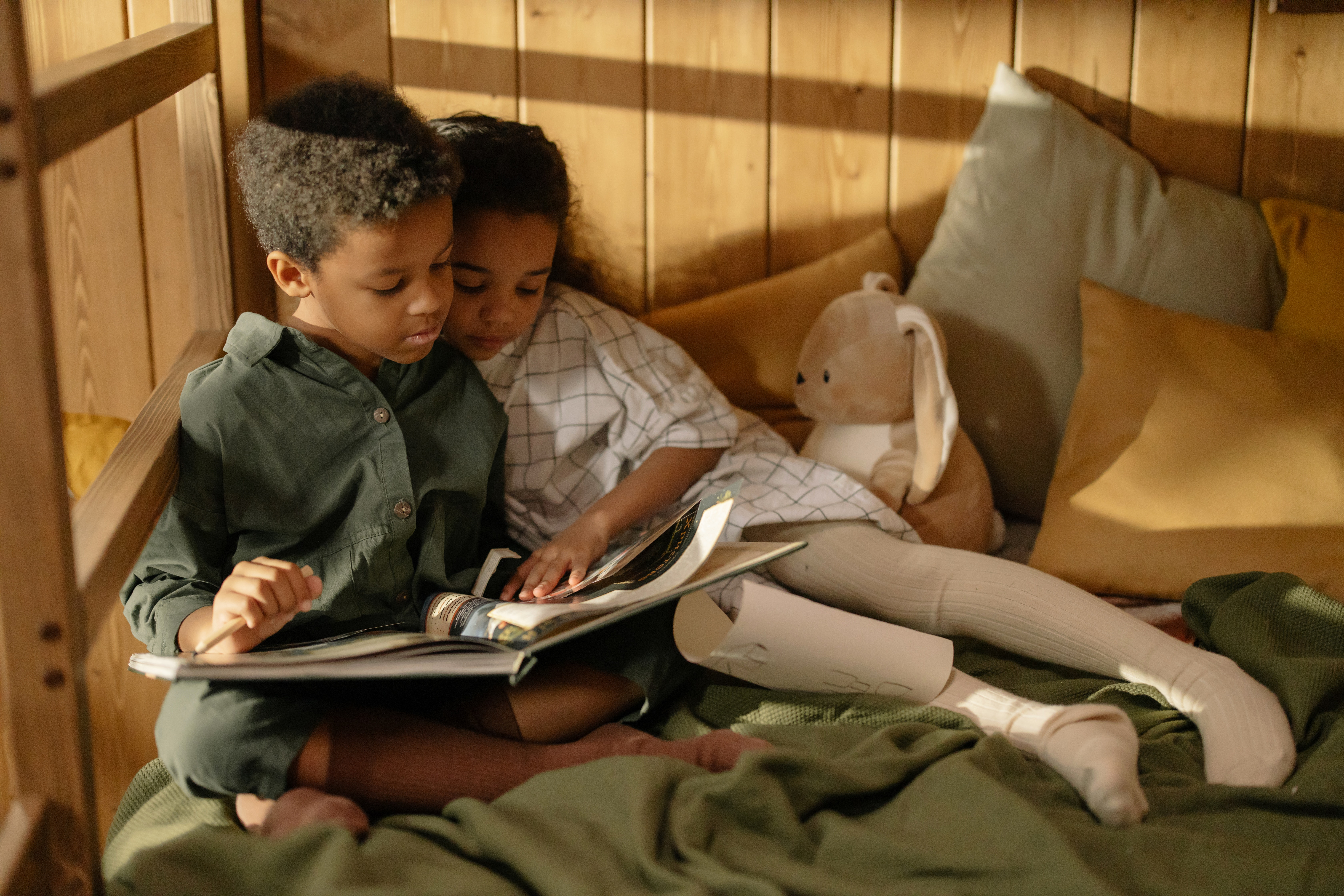 un garçon et une fille lisent un livre 