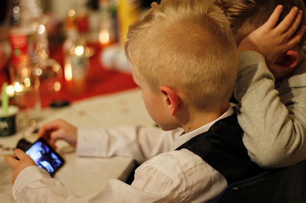 Vício de celular entre crianças e jovens
